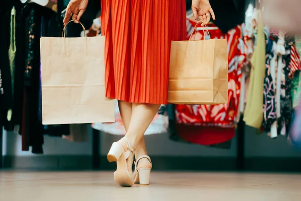 Shopping Woman Walking Store Eleganckich Sandałach — Zdjęcie stockowe