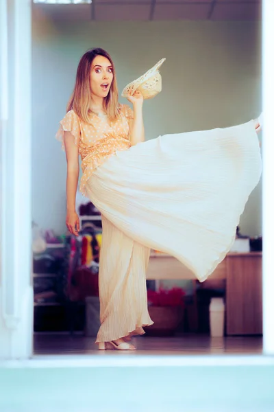 Mujer Elegante Con Pantalones Vestir Sombrero Boutique Moda — Foto de Stock