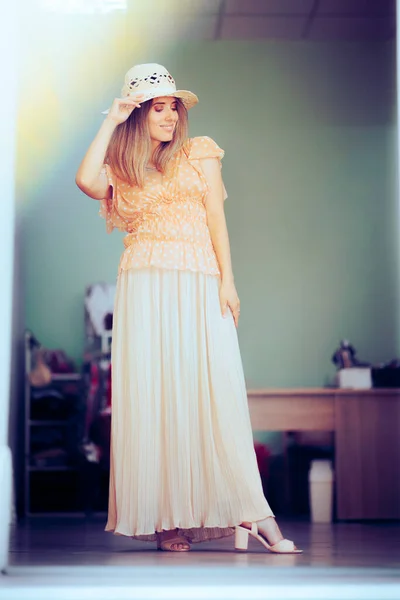 Stylowa Kobieta Spodniach Sukienka Kapelusz Butiku Mody — Zdjęcie stockowe