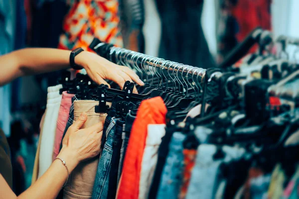 Hand Arbetare Ordna Kläder Modebutik — Stockfoto