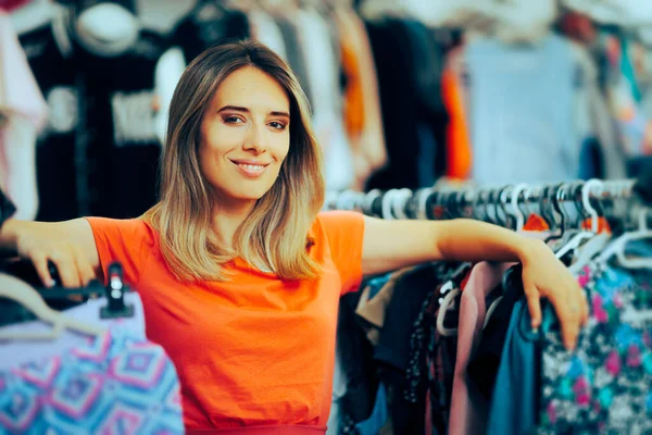 女性のための衣料品店に立つ美しい女の子 — ストック写真