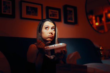 Stresli Kadın Gece Dondurma Yemekte 