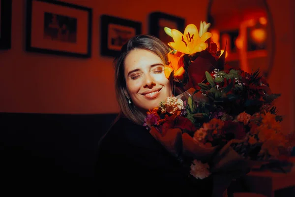 Szczęśliwa Kobieta Otrzymuje Bukiet Kwiatów Dla Swojego Kochanka — Zdjęcie stockowe