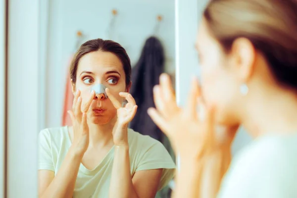 Mujer Usando Una Tira Nasal Porro Limpieza Profunda Para Espinillas — Foto de Stock