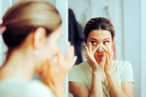 Donna Che Utilizza Una Striscia Nasale Profonda Punti Neri — Foto Stock