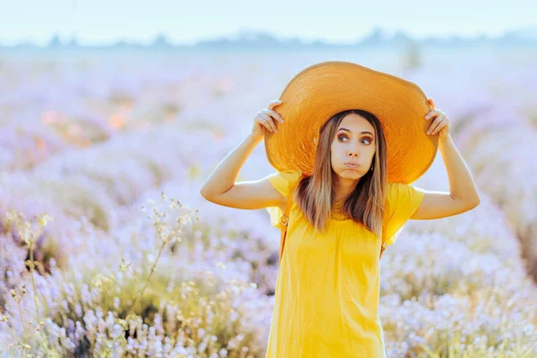 Funny Woman Feeling Uncomfortable Lavender Field — Stock Photo, Image