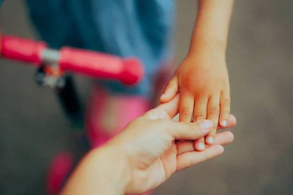 アレルギー反応を起こした子供の手を握っている母親 — ストック写真