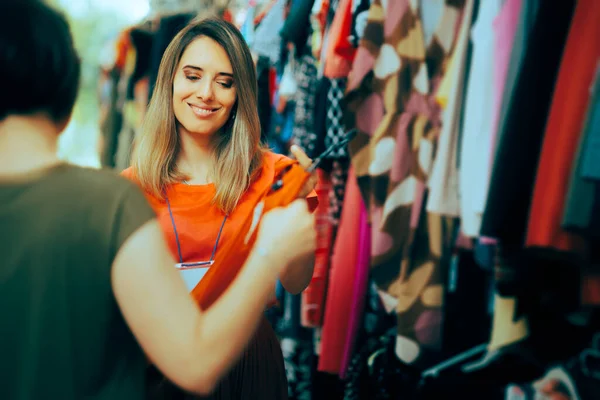 Retail Trabalhador Feliz Mostrando Blusa Para Seu Cliente — Fotografia de Stock