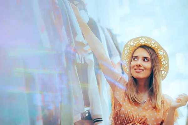 Gülümseyen Kadın Yeni Giysiler Alıyor Moda Butikleriyle Neşeli Alışverişçi Elbise — Stok fotoğraf