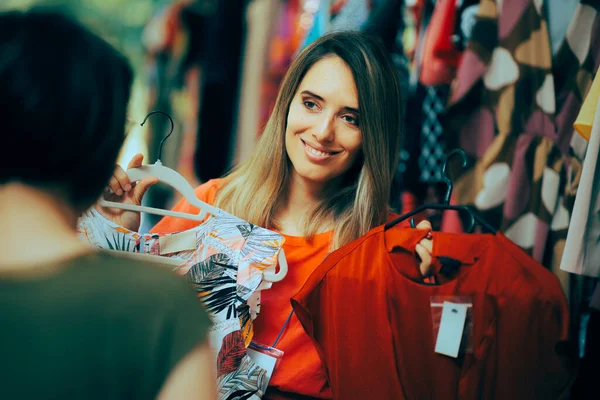 Счастливая Работница Розничной Торговли Показывает Блузку Своему Клиенту — стоковое фото