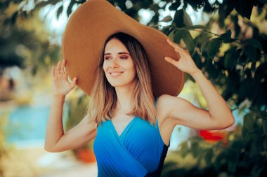 Havuzun kenarında Büyük Şapka Giyen Güzel Kadın