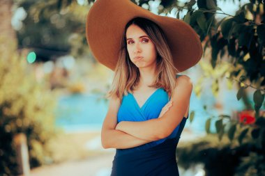 Stresli Kadın Kolları Havuzda çapraz Duruyor