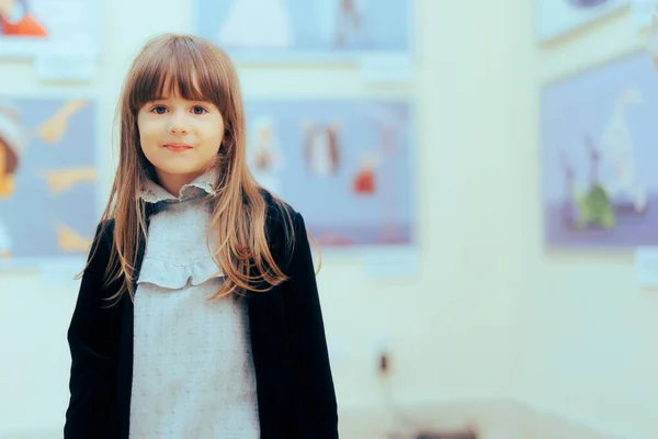 Happy Little Girl Visita Una Mostra Nella Galleria Arte — Foto Stock