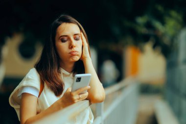 Endişeli Kadın Bilinmeyen Numara 'dan SMS alıyor