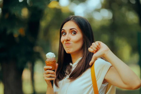 Жінка Відчуває Розчарування Смаком Морозива — стокове фото