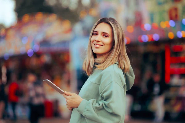 Lycklig Kvinna Som Håller Tablett Utomhus — Stockfoto