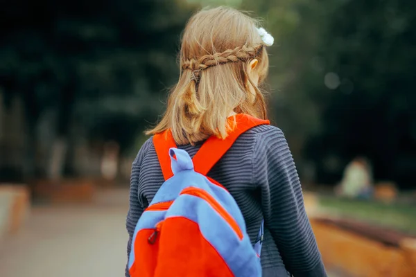 Kleines Mädchen Mit Rucksack Auf Dem Weg Zur Schule — Stockfoto