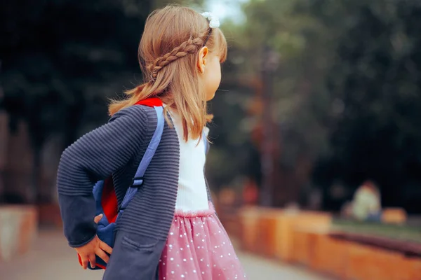 Κοριτσάκι Σακίδιο Πηγαίνει Πίσω Στο Σχολείο — Φωτογραφία Αρχείου