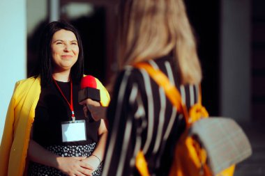 Muhabir Halkla İlişkiler Müdürü Profesyoneliyle Röportaj Yapıyor 