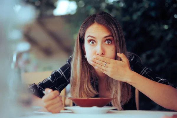 Mujer Tratando Comida Sentirse Enfermo Instantáneamente Desde Primer Masticar — Foto de Stock