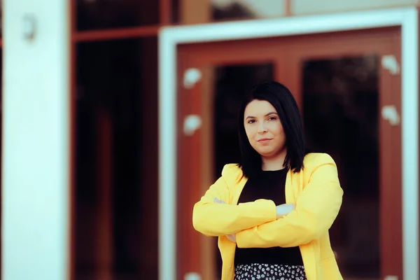 Молодая Предпринимательница Стоящая Перед Офисом — стоковое фото