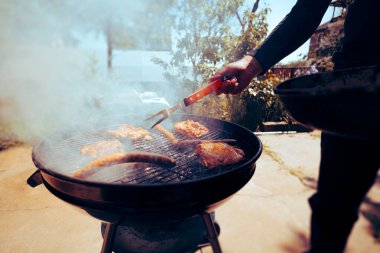 Yaz Pikniğinde Mangalda Et Izgara