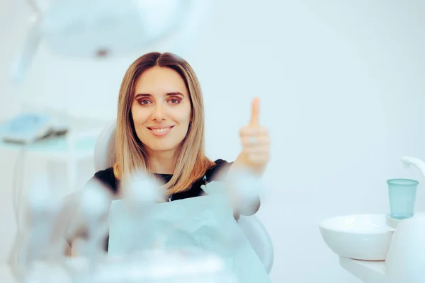 Šťastný Pacient Sedí Zubní Ordinaci Ukazovat Palce Nahoru — Stock fotografie