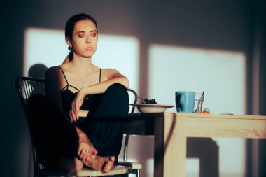 Mutsuz Kadın Evde Tek Başına Sıkılmış İştahsız 