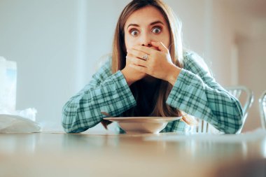 Kadın Kahvaltıdan Sonra Hasta Hissediyor 