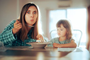 Mutlu Anne ve Kız Sabah Kalkıyor 