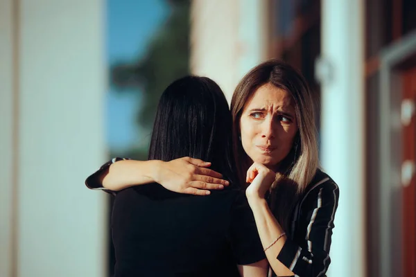Mujer Abrazando Amigo Teniendo Sentimientos Mixtos Acerca Ella — Foto de Stock