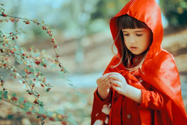 Дитина Червоній Шапці Костюм Відкритому Повітрі — стокове фото