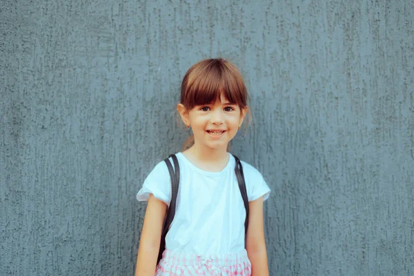 Ευτυχισμένος Μαθητής Προσχολικής Ηλικίας Χαμογελώντας Φορώντας Σακίδιο — Φωτογραφία Αρχείου