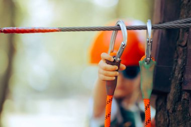 Çocuk Macera Parkı 'ndaki Ağaçlara Tırmanmada Güvenli Protokolü Kullanıyor