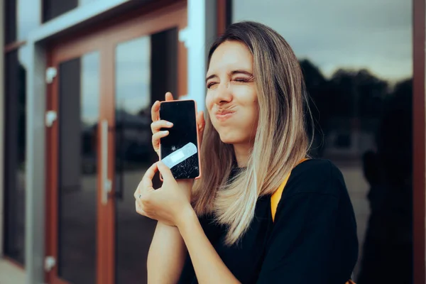 Mulher Engraçada Corrigindo Quebrado Smartphone Display Com Uma Bandagem — Fotografia de Stock