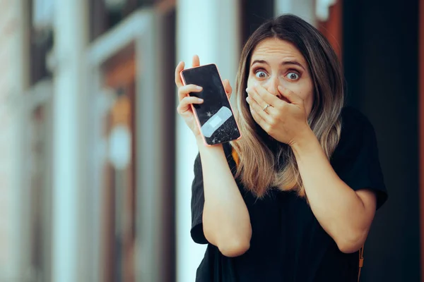Kırık Akıllı Telefonu Bandajla Düzelten Komik Kadın — Stok fotoğraf