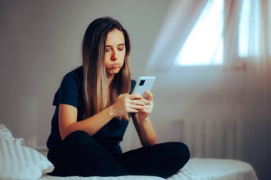 Üzgün Kadın Evde Telefon Bildirimlerini Kontrol Ediyor 