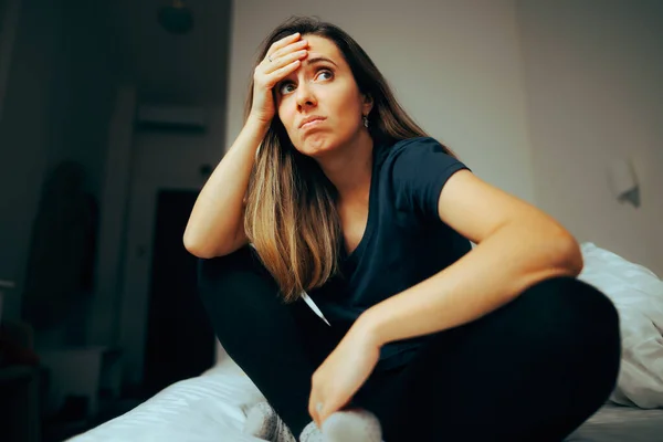 Yatakta Oturan Stresli Kadın Biraz Kafası Karışık — Stok fotoğraf