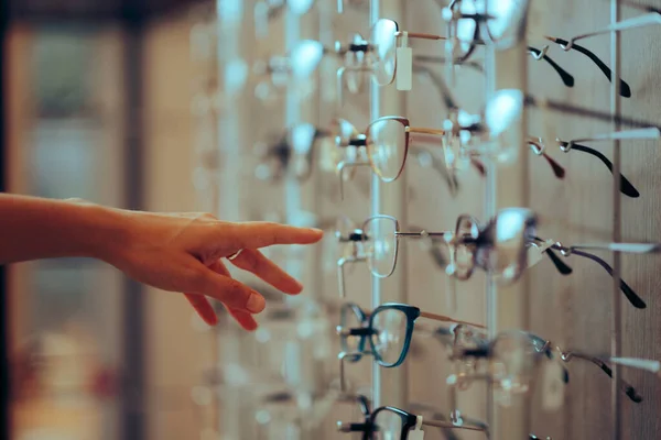 Alcançar Mão Para Par Óculos Uma Loja Óptica — Fotografia de Stock