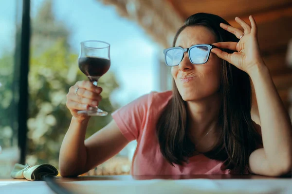 Sommelier Überprüft Ein Glas Wein Auf Klarheit Und Farbe — Stockfoto