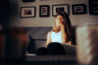 Mutsuz Kadın Çaresiz ve Kalbi Kırık 