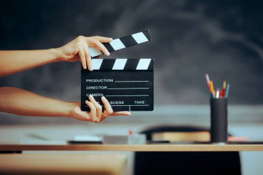 Bir Okul Sınıfında Bir Film Tahtası Tutan Eller 