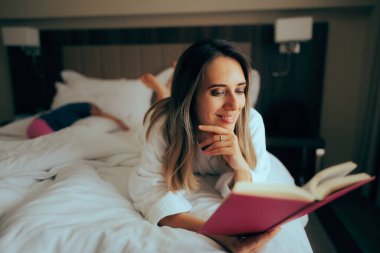 Mutlu Anne Çocuk Uyurken Kitap Okuyor 