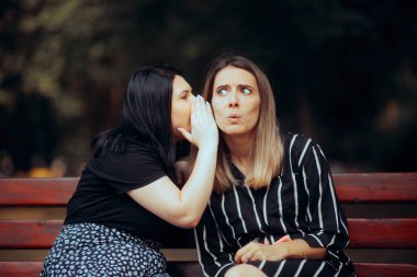 Meraklı Arkadaşına Fısıldayan Kız Söylentileri 