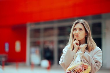 Alışveriş Torbası Tutan Bir Süpermarketin Önünde Düşünen