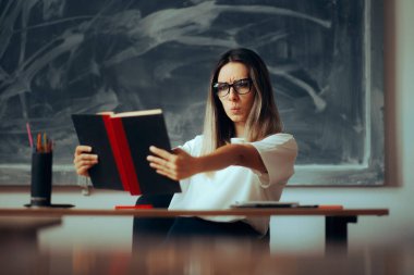 Okuma gözlüğü takan öğretmen Presbyopia hastası. 