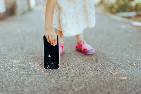 Malá Batole Dívka Upuštění Smartphone Zem — Stock fotografie