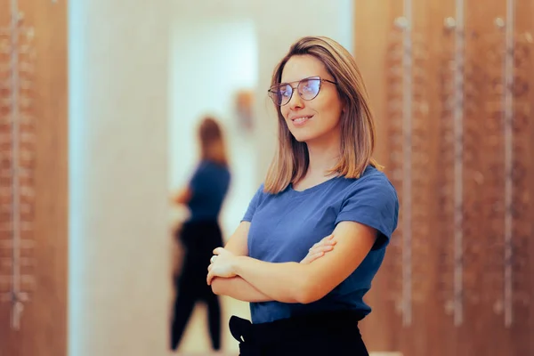 Schöne Frau Trägt Retro Brille Optikgeschäft — Stockfoto