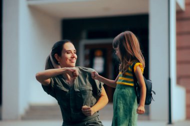 Anne ve Kızı Yumruk tokuştururken eğleniyor.