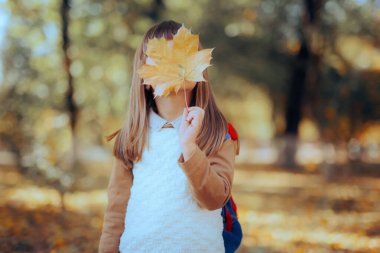 Sonbahar Portresinde Büyük Yaprak Tutan Öğrenci Kız 